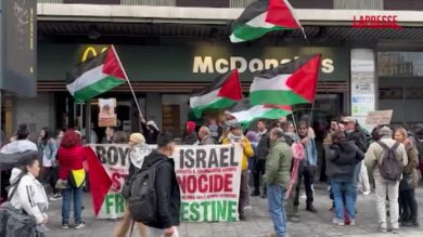 Milano, Pro Pal contro McDonald's: “Boicottiamo chi sostiene Israele”