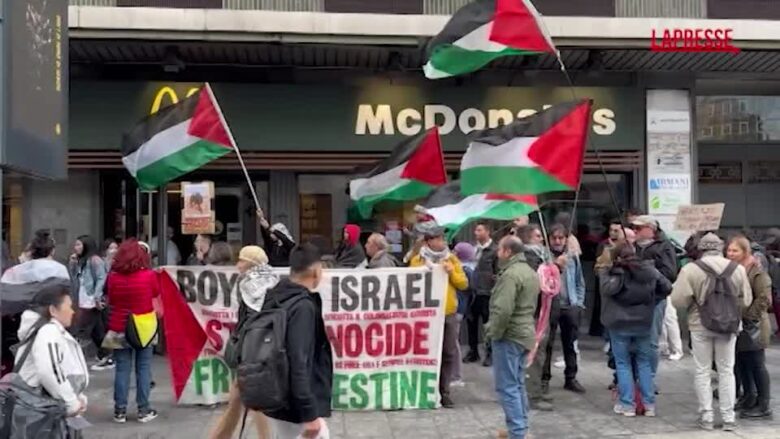 Milano, Pro Pal contro McDonald's: “Boicottiamo chi sostiene Israele”