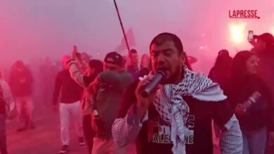 Torino, attivisti proPal raggiungono il centro: fumogeni in piazza