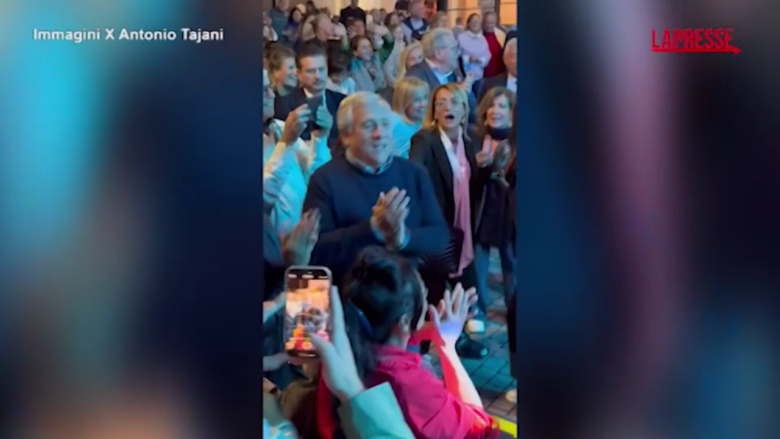Tajani balla e canta sulle note di Lucio Battisti