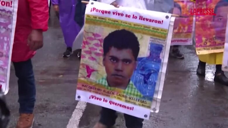 Messico, in migliaia invadono le strade della Capitale: chiedono giustizia per 43 desaparecidos