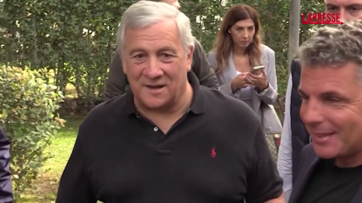 Tajani arriva a Telese per la Festa di Forza Italia: foto e strette di mano con i sostenitori