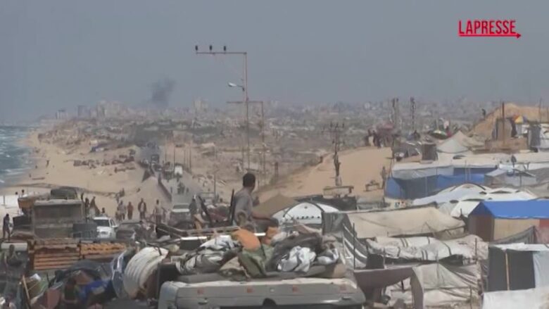 Gaza, fumo delle esplosioni nella tendopoli di Wadi Gaza