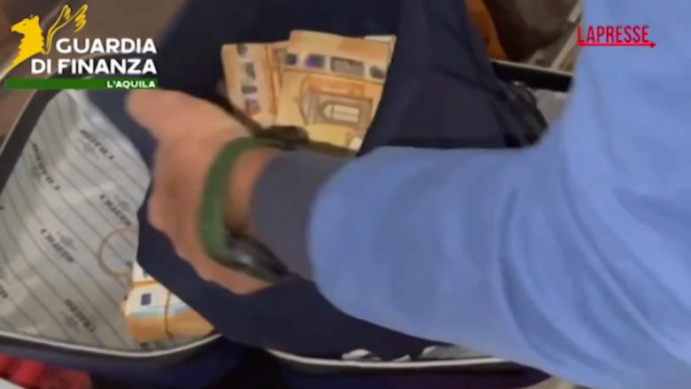 Sulmona, nascondeva cocaina, hashish e 230mila euro in un borsone: il video della Gdf