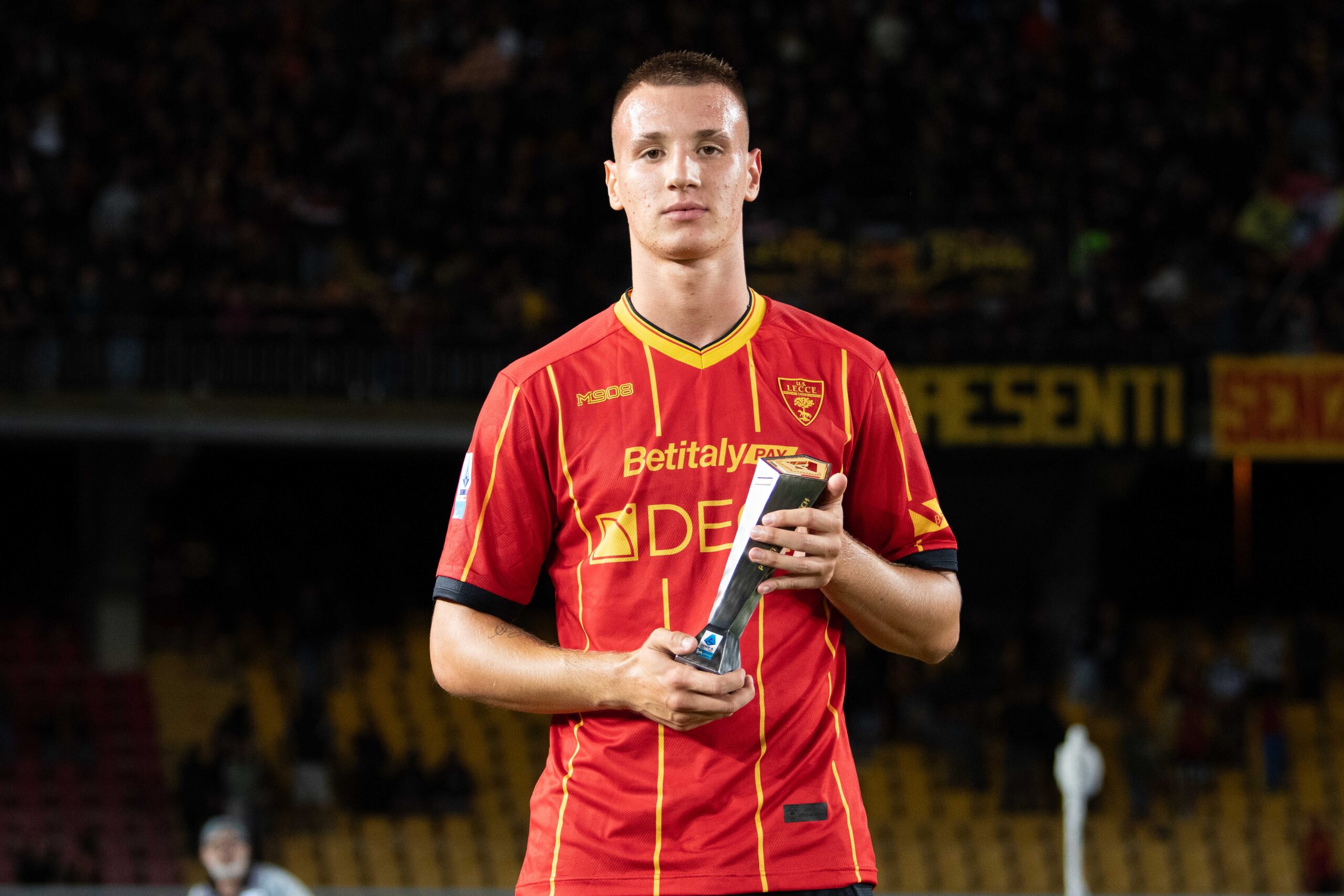 Serie A, Lecce-Bologna 2-2: il primo gol di Camarda vale il pari nel recupero Serie A, Lecce-Bologna 2-2: il primo gol di Camarda vale il pari nel recupero