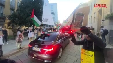 Flotilla, flash mob prima della sfilata della Maison Armani a Milano: le immagini