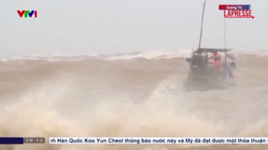 Vietnam, evacuate migliaia di persone a causa del tifone Bualoi: le immagini