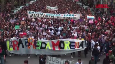 Argentina, migliaia in marcia per chiedere giustizia per tre donne uccise: la folla oceanica