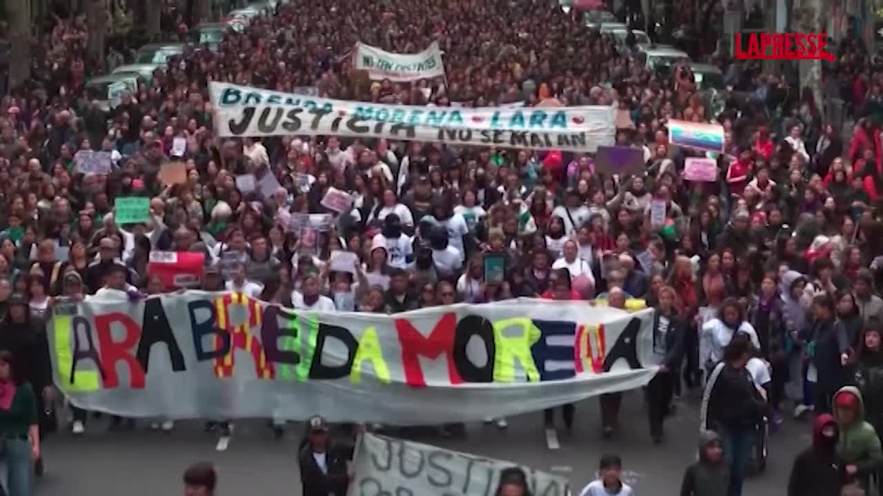 argentina migliaia in marcia per chiedere giustizia per tre donne uccise la folla oceanica