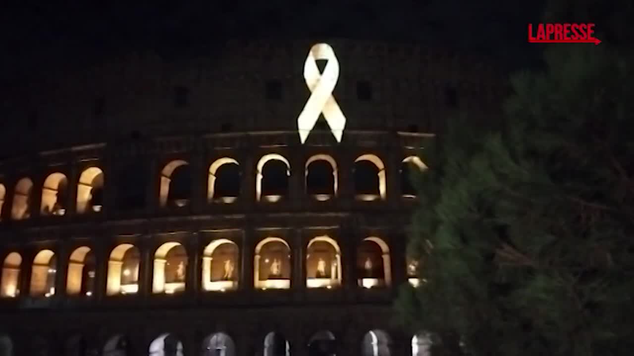 roma il colosseo illuminato per i bambini malati di cancro