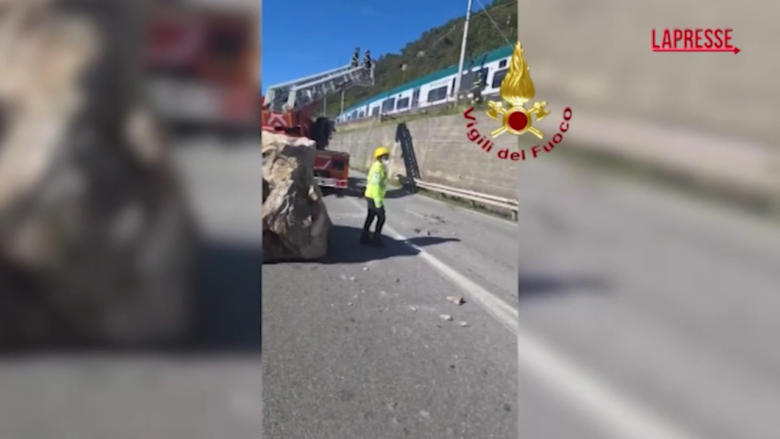 Lecco, massi bloccano la statale e la ferrovia: l'intervento dei Vigili del Fuoco