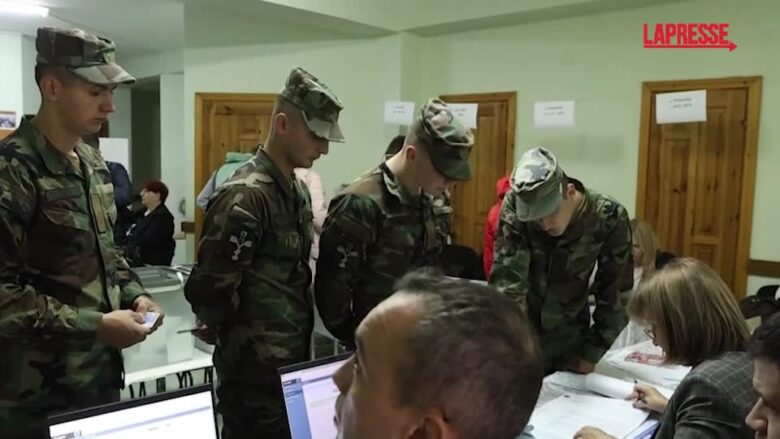 Moldavia, si vota per il nuovo parlamento: le immagini dei militari ai seggi