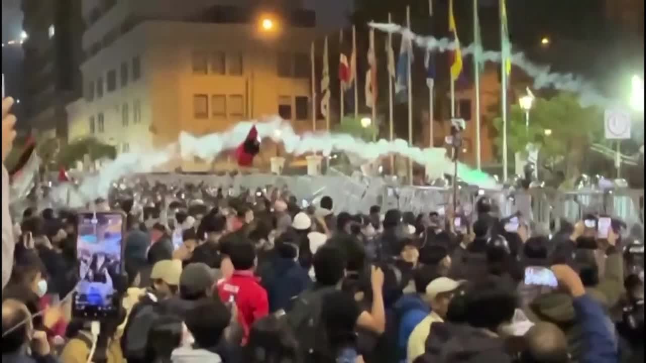 per249 proteste a lima scontri tra polizia e manifestanti