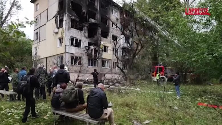 Ucraina, condominio sventrato dai droni a Kiev. Una sopravvissuta: "È scioccante"