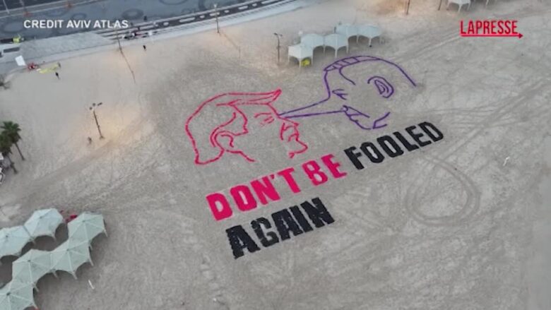 Israele, caricature Trump e Netanyahu sulla spiaggia di Tel Aviv