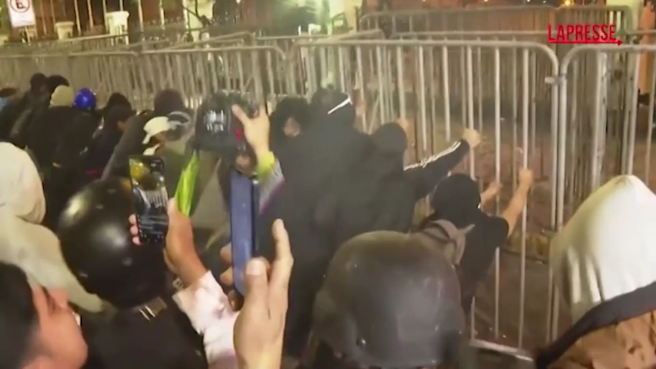 per249 notte di scontri nella capitale lima durante le proteste contro il governo
