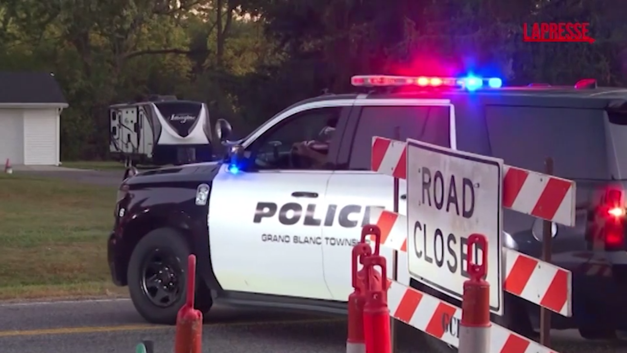 michigan polizia ispeziona rovine carbonizzate chiesa si cercano altri corpi