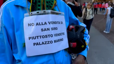 Stadio Milano, proteste fuori da Comune: "No alla svendita di San Siro"
