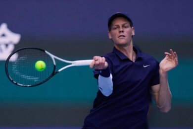 Atp Pechino 2025, Sinner batte De Minaur in tre set e vola in finale. Affronterà Tien