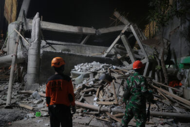 Indonesia, crolla una scuola in provincia di Giava: 3 morti e 38 dispersi. Si scava tra le macerie