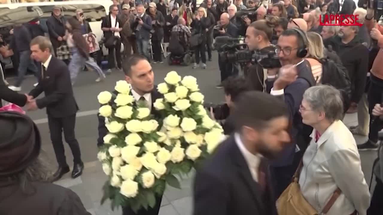 Claudia Cardinale, il funerale a Parigi: le immagini della folla per l