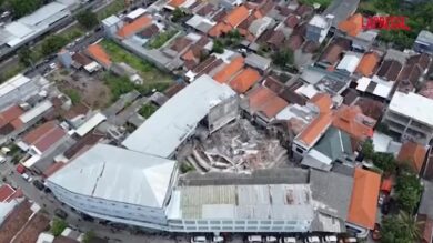 Indonesia, crolla una scuola a Sidoarjo: al lavoro i soccorritori