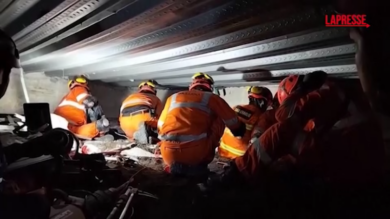 Indonesia, crolla la scuola islamica di Sidoarjo: le immagini da sotto le macerie