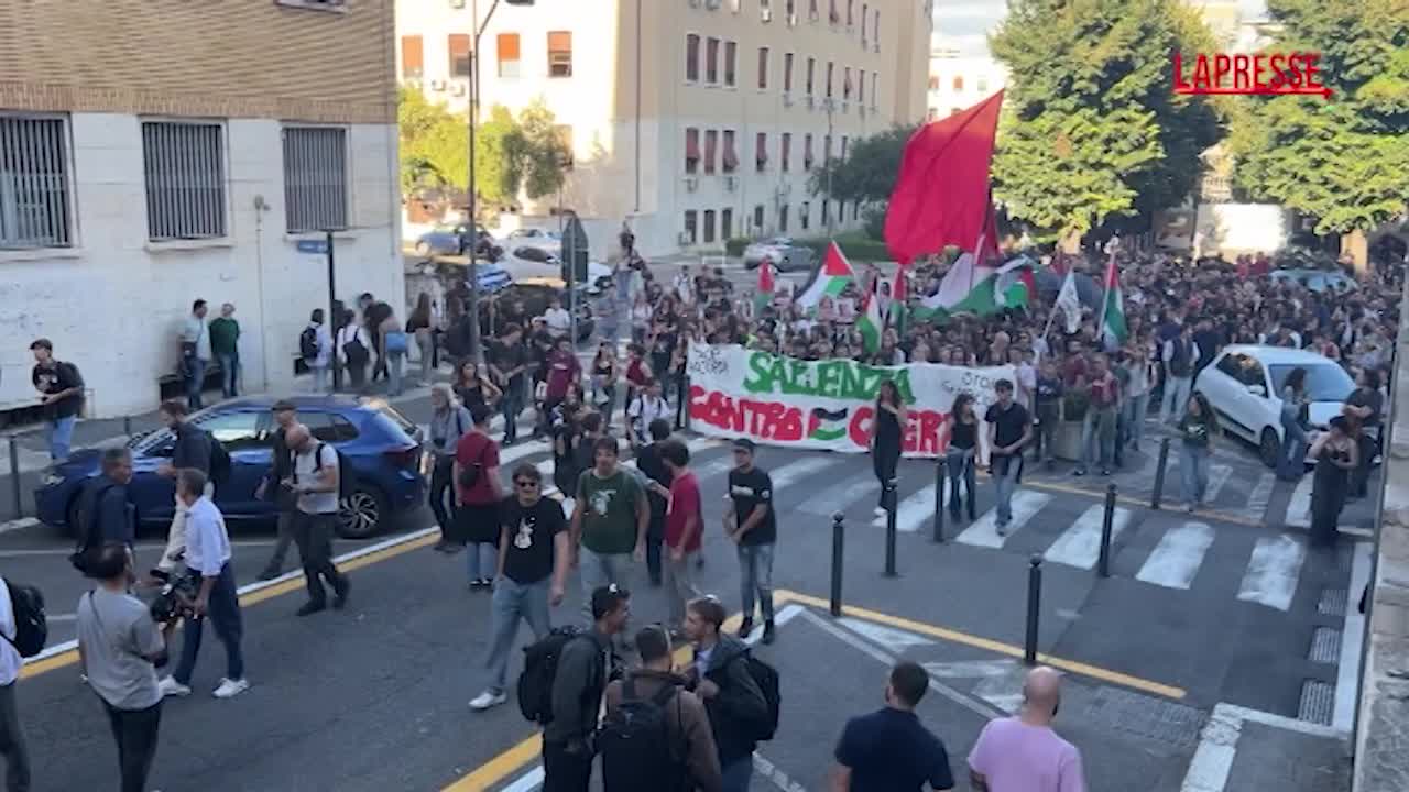 Gaza, lancio di vernice e petardi contro rettorato alla Sapienza