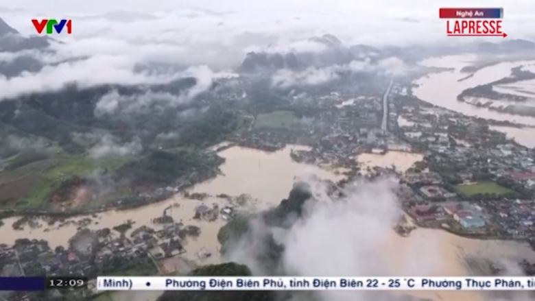 Vietnam, decine le vittime del tifone Bualoi: le immagini degli allagamenti