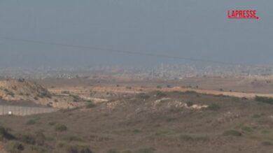 Gaza, nuovi attacchi di Israele all'alba: almeno 11 le vittime. Il fumo si alza dalla Striscia