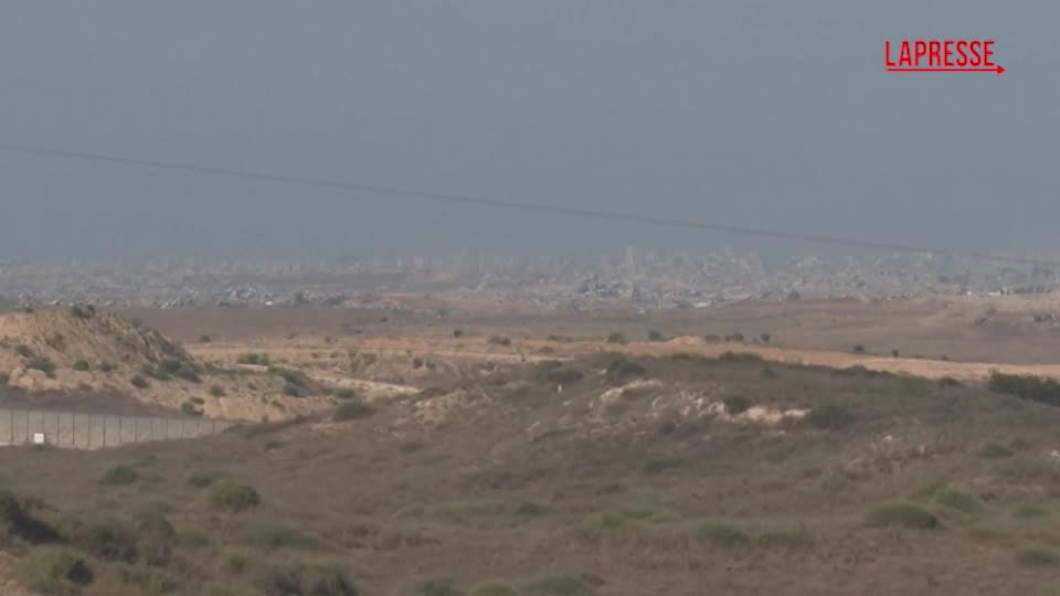 gaza nuovi attacchi di israele all alba almeno 11 le vittime il fumo si alza dalla striscia