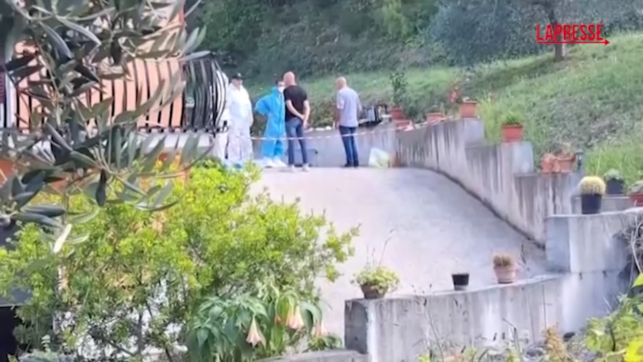 Benevento, uccide la moglie con una pietra e fugge: le immagini della scientifica