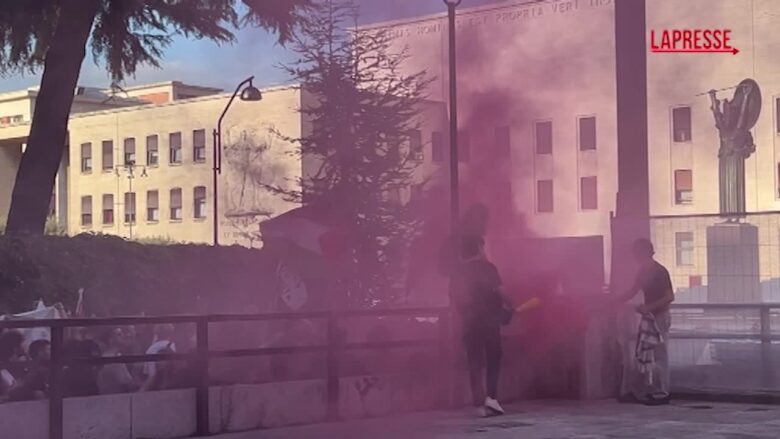 Gaza, alla Sapienza ammainata la bandiera dell’Europa e issata quella palestinese