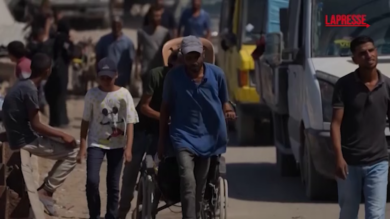 Gaza, continua la fuga verso sud degli sfollati: una lunga fila costeggia il Mediterraneo