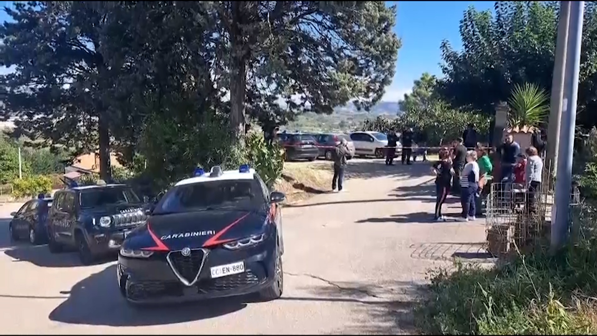 Benevento, uccide la moglie: fermato il 58enne sospettato. Morto uno dei figli, grave la ragazza Benevento, uccide la moglie: fermato il 58enne sospettato. Morto uno dei figli, grave la ragazza