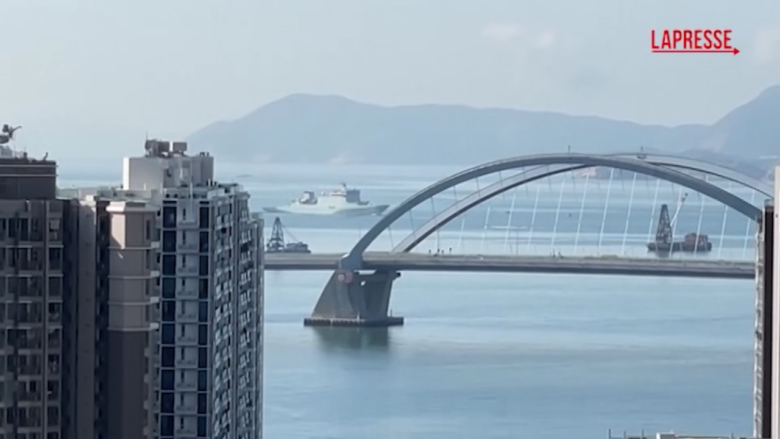 Hong Kong: due navi della marina cinese attraversano l'iconico Victoria Harbour