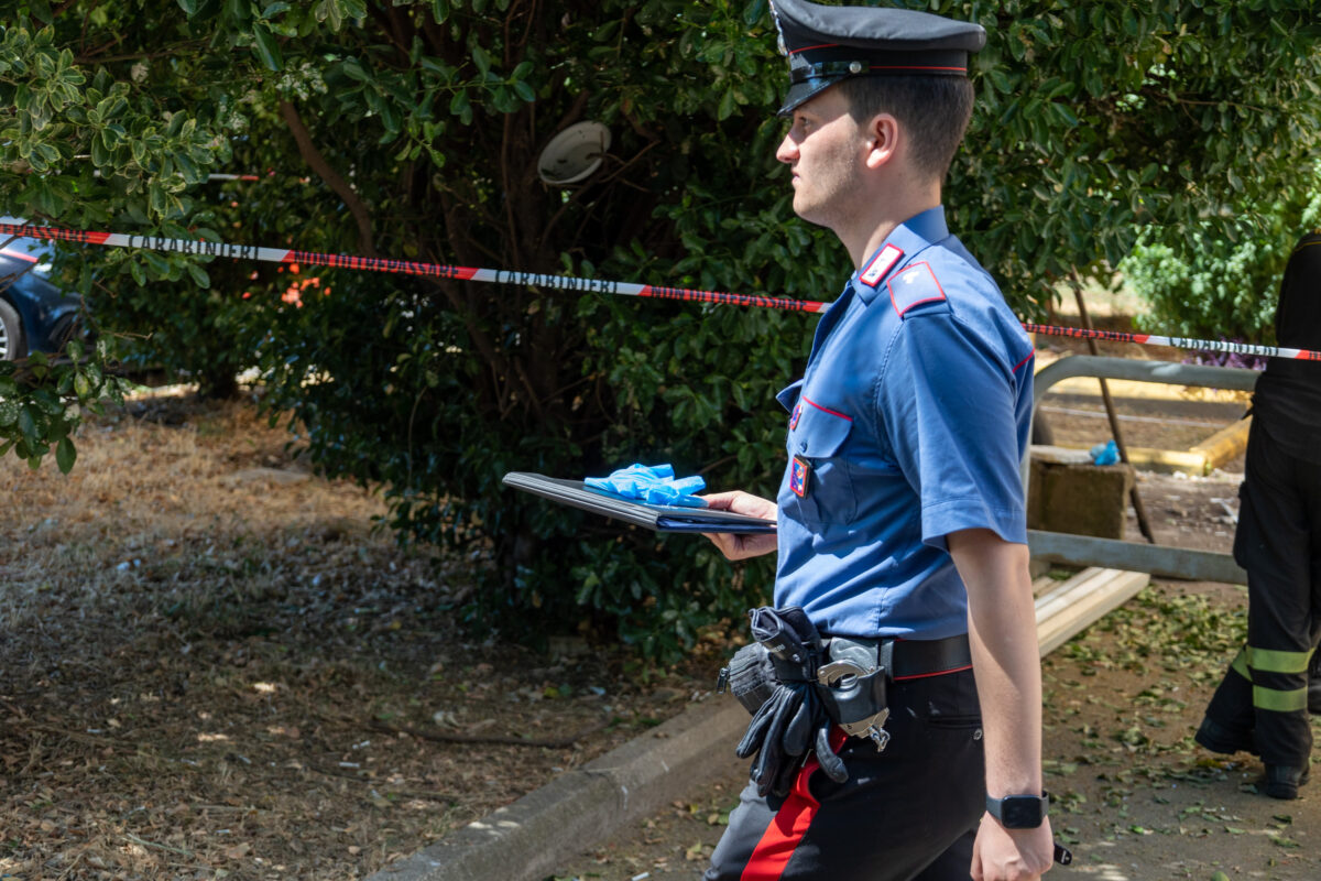 Benevento, uccide la moglie a colpi di pietra e scappa: caccia all’uomo