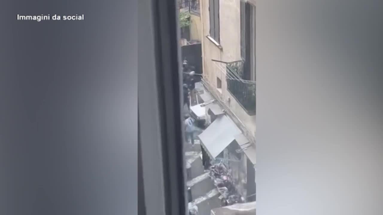 Napoli – Sporting, scontri in centro città prima della partita: fermati sei napoletani