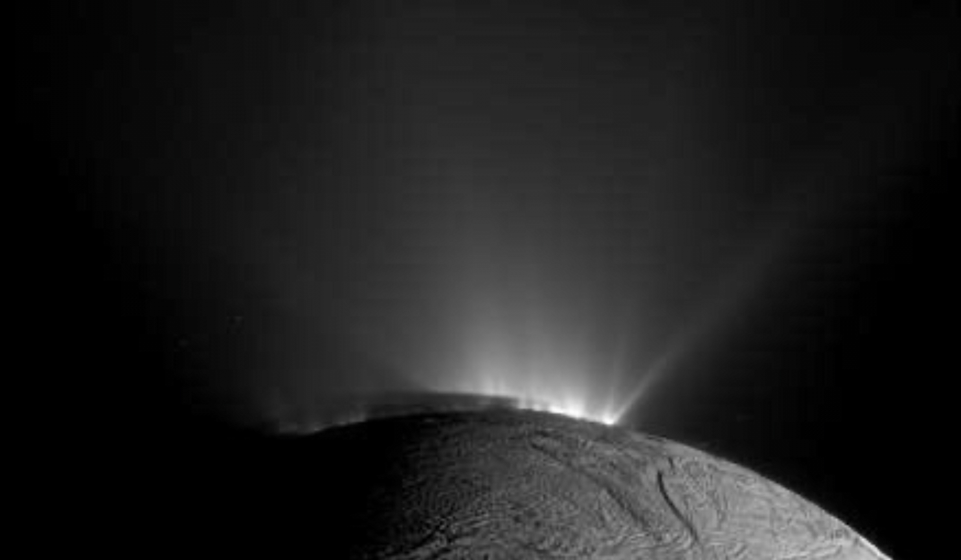 Saturno, trovate molecole organiche su una delle sue lune