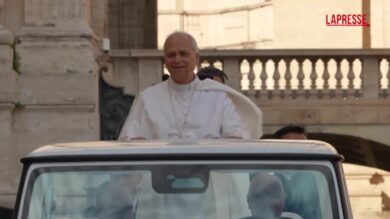 Papa Leone XIV incontra e benedice dei bambini in Piazza San Pietro