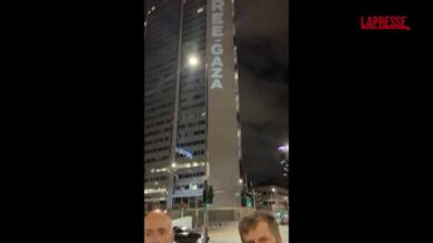 Milano, sul Pirellone la scritta "Free Gaza". Majorino e Paladini: "Fermate il genocidio"