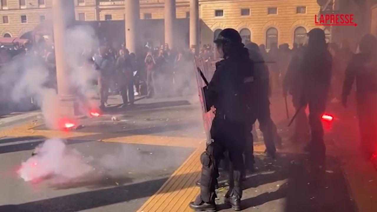 flotilla scontri a bologna tra manifestanti e forze dell ordine lanci di uova e manganellate
