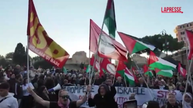 Flotilla, partito il corteo dal Colosseo: “Il 3 ottobre blocchiamo tutto”