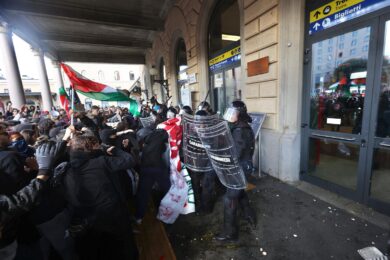 Flotilla, proteste in tutta Italia: scontri manifestanti-polizia in stazione centrale Bologna