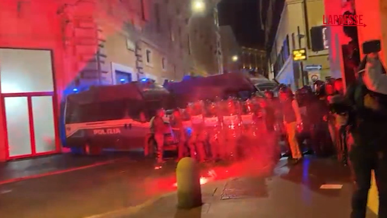 Flotilla, a Roma lanci di bottiglie e fumogeni contro la polizia: le immagini