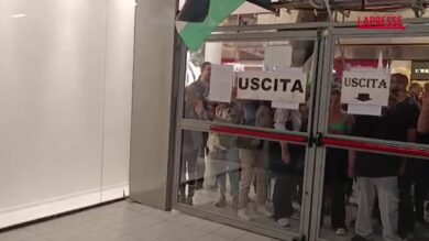 Flotilla, pro Pal entrano in stazione centrale a Napoli: le immagini della protesta