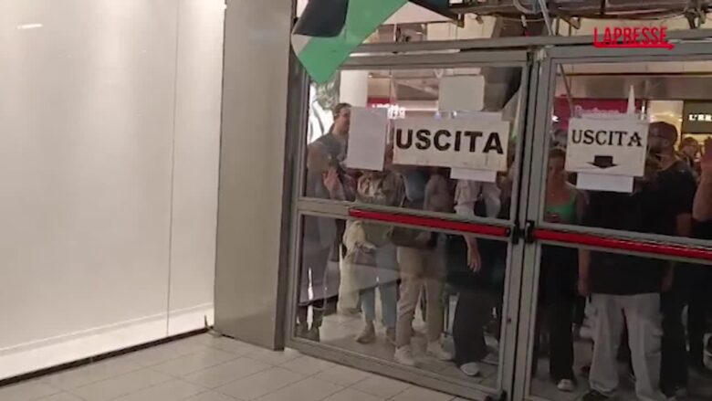 Flotilla, pro Pal entrano in stazione centrale a Napoli: le immagini della protesta