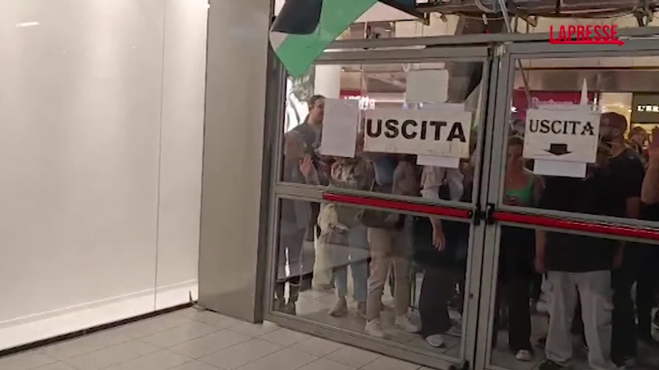 Flotilla, pro Pal entrano in stazione centrale a Napoli: le immagini della protesta
