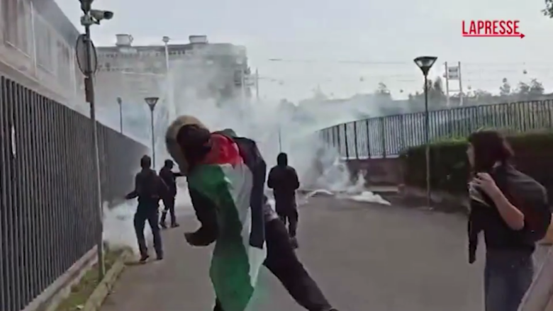 Bezos a Torino: manifestanti respinti da polizia al Politecnico