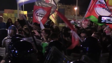 Napoli, corteo proPal blocca ingresso del Porto: tensioni con le forze dell'ordine